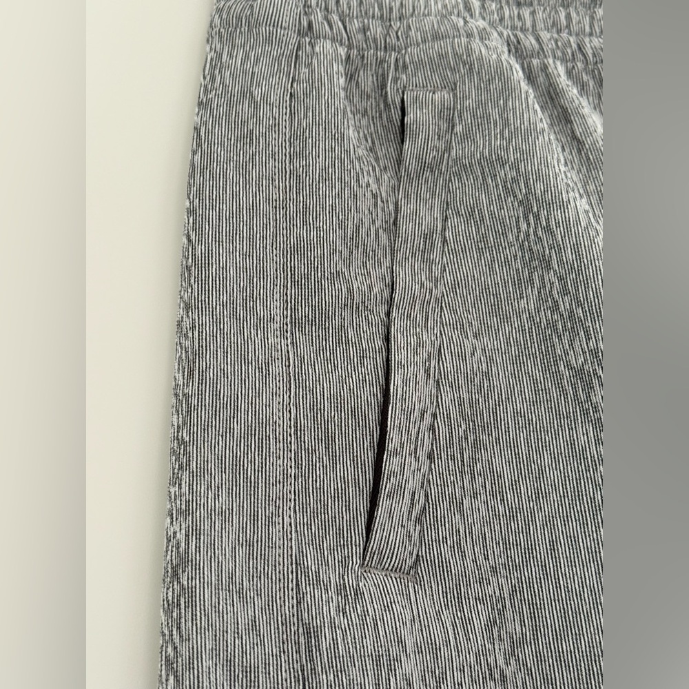 Athleta NWT black + white micro stripe (looks grey) echo high waisted shorts - Picture 7 of 13